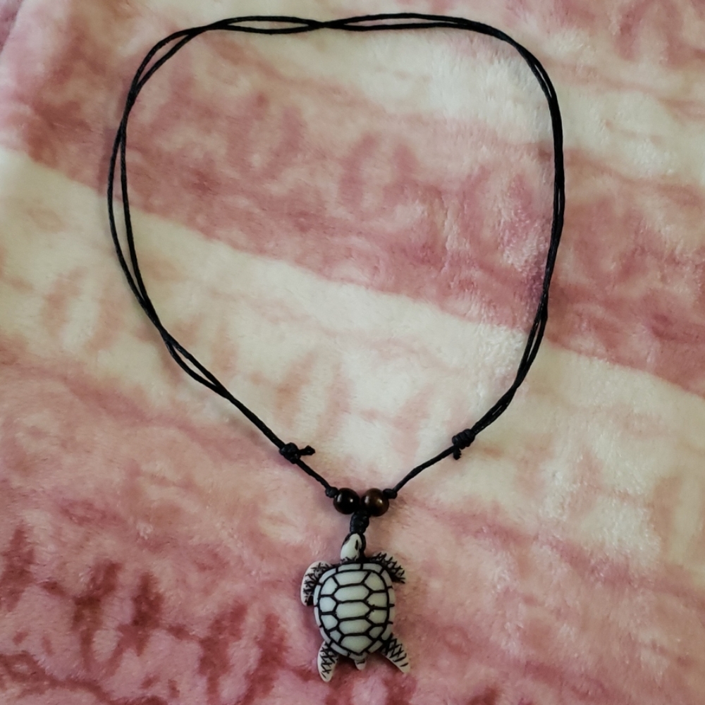 Adjustable cord turtle necklace